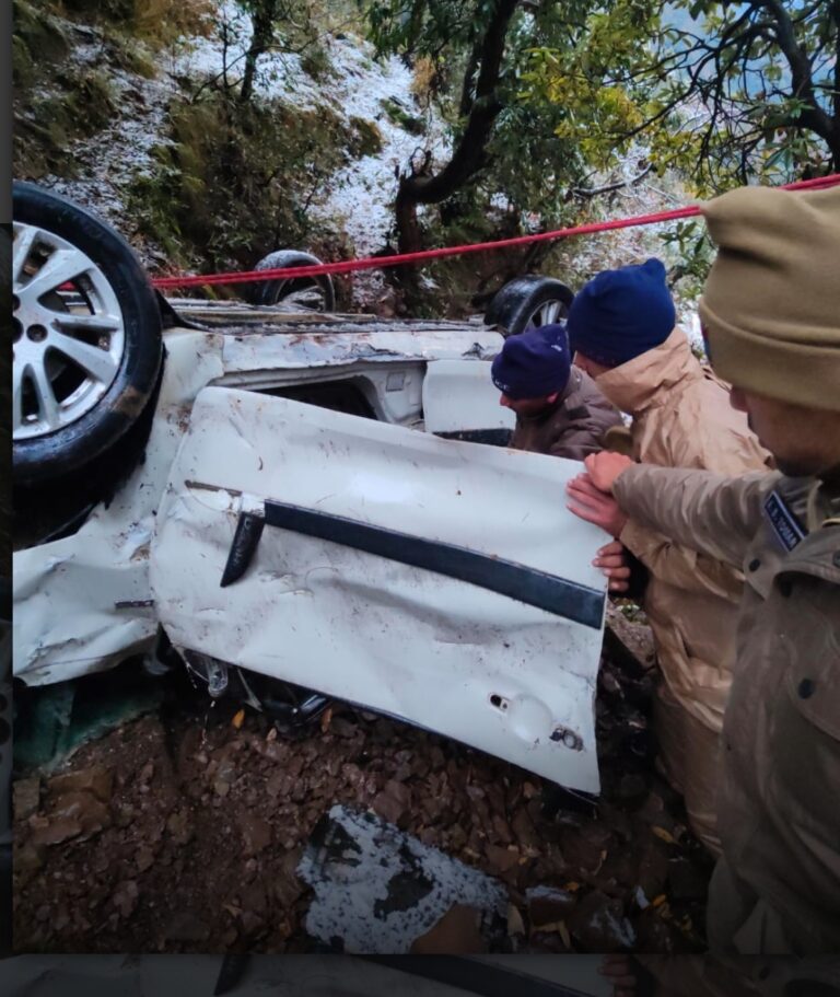 गहरी खाई में गिरी कार, धनोल्टी में बर्फ देखने जा रहे डीआईटी के तीन छात्र आर्यन, यश और करन हुए जख्मी गहरी खाई में गिरी कार, धनोल्टी में बर्फ देखने जा रहे डीआईटी के तीन छात्र आर्यन, यश और करन हुए जख्मी