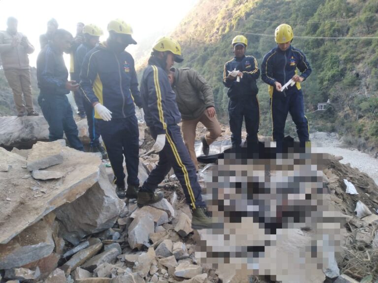 पहाड़ से आये मलबे की चपेट में आने से बाइक सवार की मौत। SDRF ने किया शव बरामद पहाड़ से आये मलबे की चपेट में आने से बाइक सवार की मौत। SDRF ने किया शव बरामद