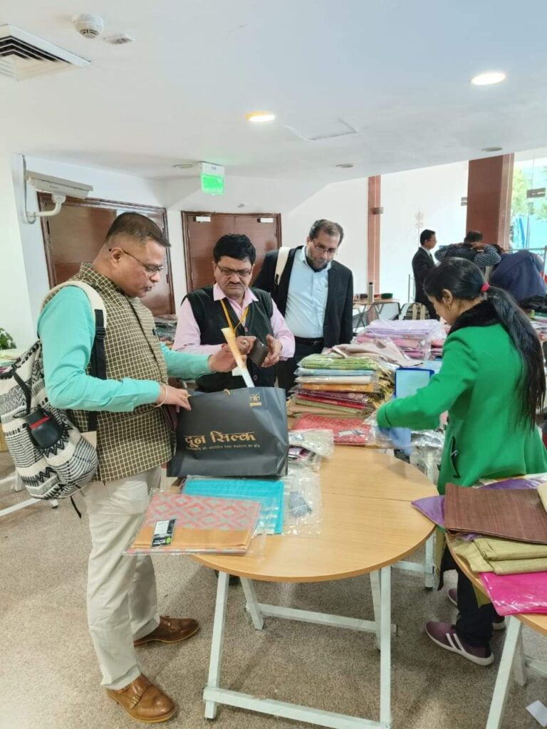लाल बहादुर शास्त्री राष्ट्रीय संस्थान में रेशम फेडरेशन ब्रांड दून सिल्क मचा रहा धूम भारतीय प्रशासनिक सेवा के प्रशिक्षु आईएएस अधिकारियों द्वारा जमकर की जा रही खरीदारी लाल बहादुर शास्त्री राष्ट्रीय संस्थान में रेशम फेडरेशन ब्रांड दून सिल्क मचा रहा धूम भारतीय प्रशासनिक सेवा के प्रशिक्षु आईएएस अधिकारियों द्वारा जमकर की जा रही खरीदारी