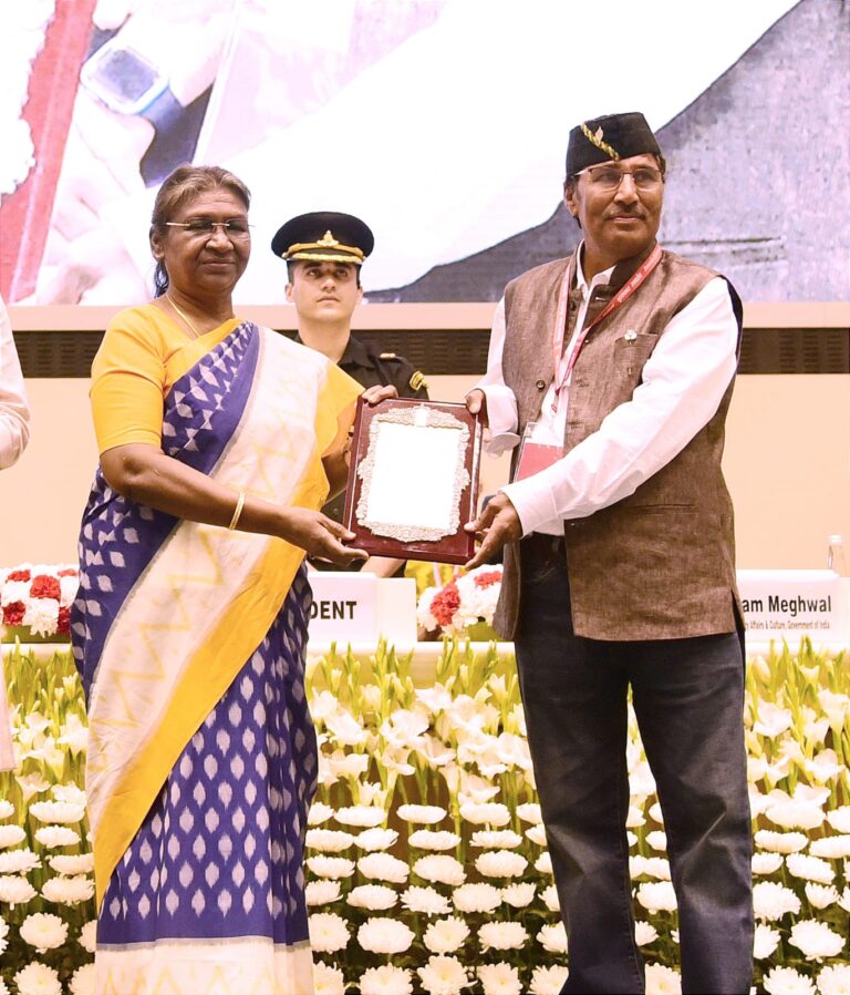 प्रो. दाता राम पुरोहित को राष्ट्रपति ने किया संगीत नाटक अकादमी अवार्ड से सम्मानित प्रो. दाता राम पुरोहित को राष्ट्रपति ने किया संगीत नाटक अकादमी अवार्ड से सम्मानित