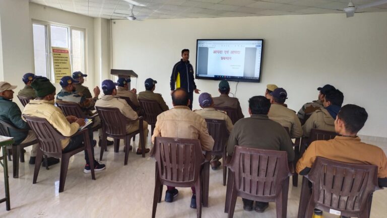 SDRF वाहिनी मुख्यालय जॉलीग्रांट में वन विभाग के अधिकारियों/कर्मचारियों को दिया जा रहा आपदा प्रबंधन व वनाग्नि सुरक्षा का प्रशिक्षण। SDRF वाहिनी मुख्यालय जॉलीग्रांट में वन विभाग के अधिकारियों/कर्मचारियों को दिया जा रहा आपदा प्रबंधन व वनाग्नि सुरक्षा का प्रशिक्षण।