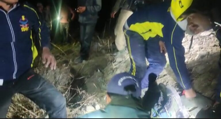 जनपद चमोली में दर्दनाक हादसा, शादी समारोह से लौट रहा वाहन खाई में दुर्घटनाग्रस्त, SDRF ने किया रेस्क्यू जनपद चमोली में दर्दनाक हादसा, शादी समारोह से लौट रहा वाहन खाई में दुर्घटनाग्रस्त, SDRF ने किया रेस्क्यू