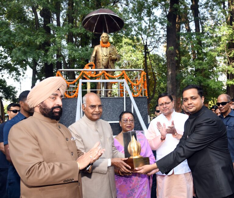 पूर्व राष्ट्रपति रामनाथ कोविंद तीन दिवसीय उत्तराखंड दौरे पर दून पहुंचे पूर्व राष्ट्रपति रामनाथ कोविंद तीन दिवसीय उत्तराखंड दौरे पर दून पहुंचे