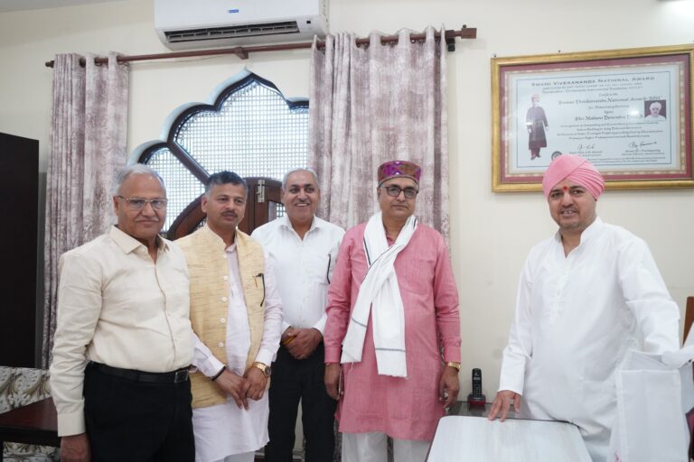 आरएसएस के वरिष्ठ पदाधिकारियों ने दरबार साहिब में टेका मत्था आरएसएस के वरिष्ठ पदाधिकारियों ने दरबार साहिब में टेका मत्था