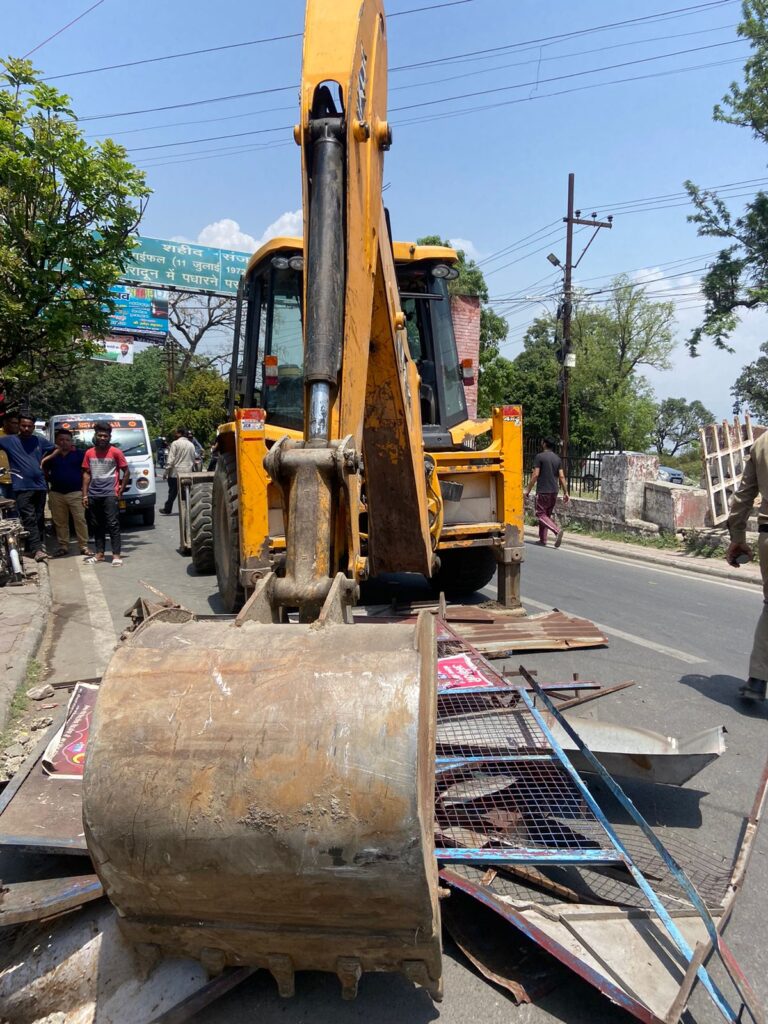 डीएम के निर्देश पर फुटपाथ से अतिक्रमण हटाने की कार्रवाई दूसरे दिन भी रही जारी डीएम के निर्देश पर फुटपाथ से अतिक्रमण हटाने की कार्रवाई दूसरे दिन भी रही जारी