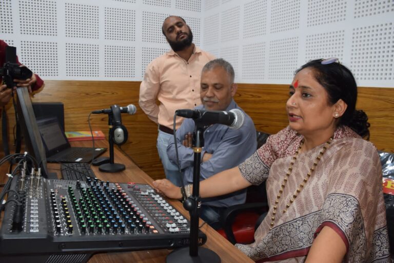 ऋषिकेश को मिला पहला कम्युनिटी रेडियो एफएम स्टेशन की सौगात ऋषिकेश को मिला पहला कम्युनिटी रेडियो एफएम स्टेशन की सौगात