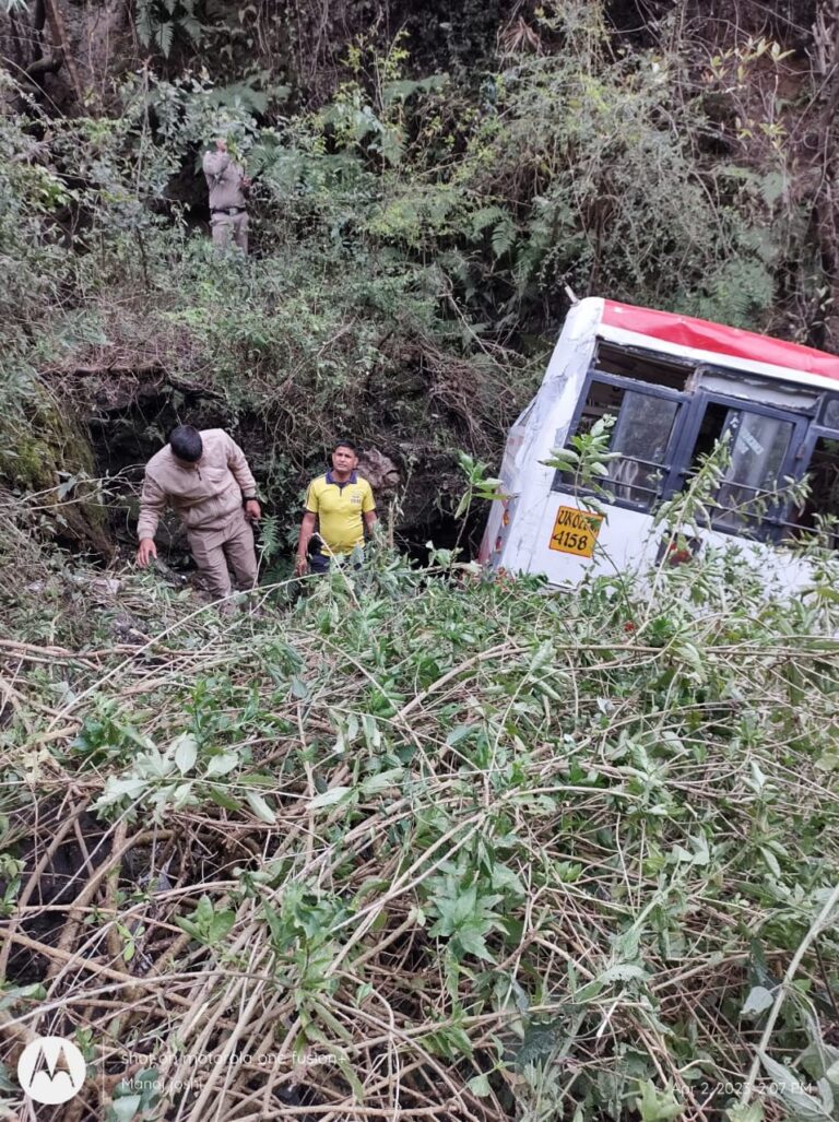 मसूरी रोड, आइटीबीपी गेट के पास एक रोडवेज बस दुर्घटनाग्रस्त, SDRF ने किया रेस्क्यू मसूरी रोड, आइटीबीपी गेट के पास एक रोडवेज बस दुर्घटनाग्रस्त, SDRF ने किया रेस्क्यू