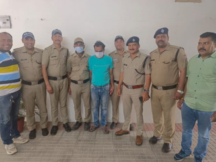 नशे के 1360 कैप्सूल के साथ तस्कर गिरफ्तार नशे के 1360 कैप्सूल के साथ तस्कर गिरफ्तार
