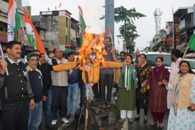कांग्रेस ने फूंका मंत्री प्रेमचंद अग्रवाल का पुतला, बर्खास्त करने की मांग कांग्रेस ने फूंका मंत्री प्रेमचंद अग्रवाल का पुतला, बर्खास्त करने की मांग
