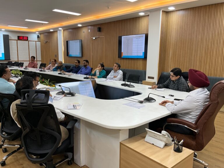 जंगलों की आग को रोकने के लिए स्थानीय लोगों का अधिक से अधिक सहयोग लिया जाएः मुख्य सचिव जंगलों की आग को रोकने के लिए स्थानीय लोगों का अधिक से अधिक सहयोग लिया जाएः मुख्य सचिव