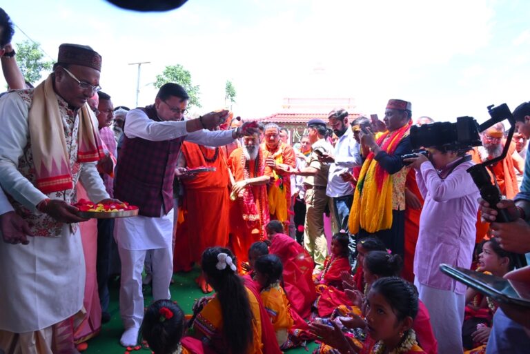 सीएम ने डोल आश्रम में 1100 कन्याओं का पूजन किया, नर-नारायण मूर्तियों का किया अनावरण सीएम ने डोल आश्रम में 1100 कन्याओं का पूजन किया, नर-नारायण मूर्तियों का किया अनावरण