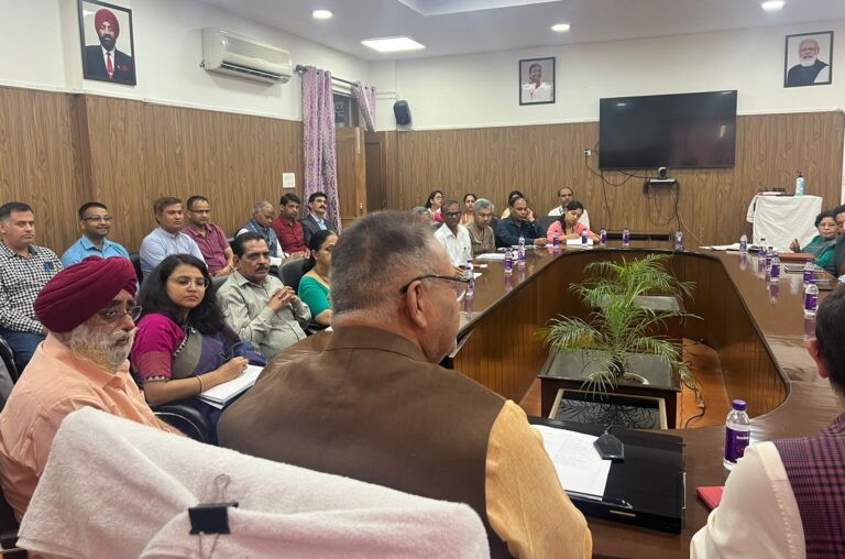 कृषि मंत्री गणेश जोशी ने अन्न महोत्सव की तैयारियों के संबंध में अधिकारियों के साथ की बैठक कृषि मंत्री गणेश जोशी ने अन्न महोत्सव की तैयारियों के संबंध में अधिकारियों के साथ की बैठक