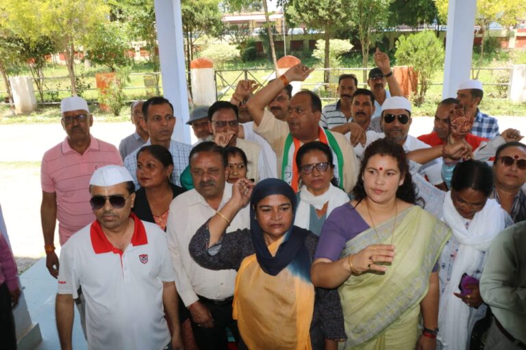 कांग्रेस कार्यकर्ताओं ने अवैध खनन के खिलाफ किया प्रदर्शन, डीएम को भेजा ज्ञापन कांग्रेस कार्यकर्ताओं ने अवैध खनन के खिलाफ किया प्रदर्शन, डीएम को भेजा ज्ञापन