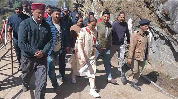 काबीना मंत्री परिवार संग यमुनोत्री के लिए रवाना काबीना मंत्री परिवार संग यमुनोत्री के लिए रवाना