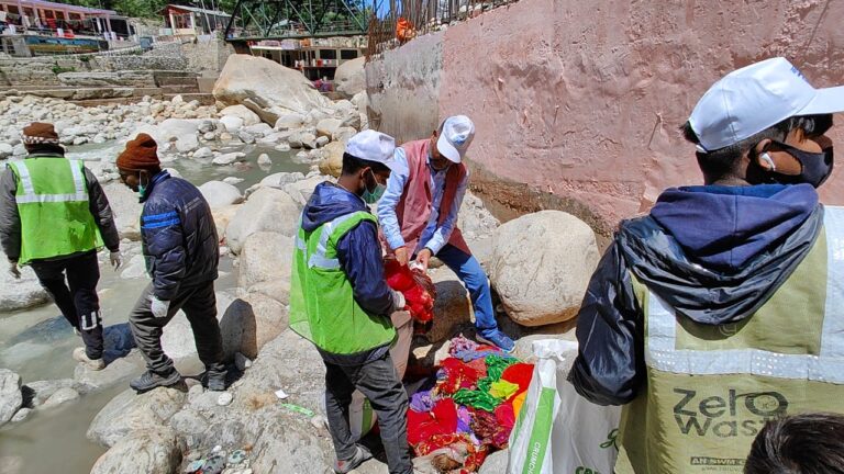 गंगा के किनारों पर वृहद स्वच्छता अभियान चलाया गया गंगा के किनारों पर वृहद स्वच्छता अभियान चलाया गया