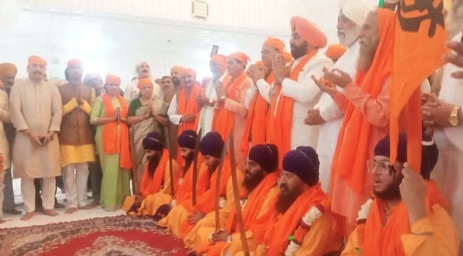 सीएम धामी व राज्यपाल ने श्रद्धालुओं को शुभकामनाएं देकर रवाना किया सीएम धामी व राज्यपाल ने श्रद्धालुओं को शुभकामनाएं देकर रवाना किया
