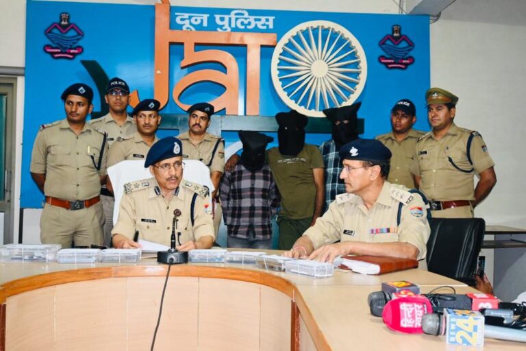 झूठे मुकदमे में फंसाने की धमकी देकर चैथ वसूलने वाले 3 गिरफ्तार झूठे मुकदमे में फंसाने की धमकी देकर चैथ वसूलने वाले 3 गिरफ्तार