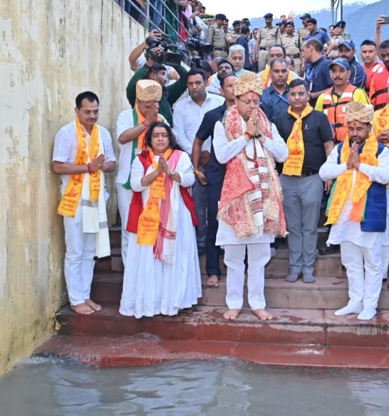 उत्तरकाशी में भागीरथी नदी किनारे आयोजित गंगा आरती में सम्मिलित हुए मुख्यमंत्री धामी उत्तरकाशी में भागीरथी नदी किनारे आयोजित गंगा आरती में सम्मिलित हुए मुख्यमंत्री धामी