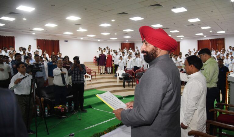 राज्यपाल ने छात्र-छात्राओं को नशा-मुक्ति की शपथ दिलाई राज्यपाल ने छात्र-छात्राओं को नशा-मुक्ति की शपथ दिलाई