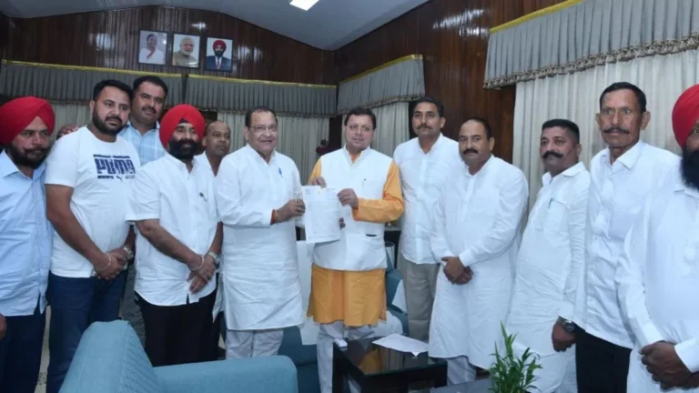 नेता प्रतिपक्ष संग किसानों और मजदूरों ने की सीएम धामी से मुलाकात नेता प्रतिपक्ष संग किसानों और मजदूरों ने की सीएम धामी से मुलाकात