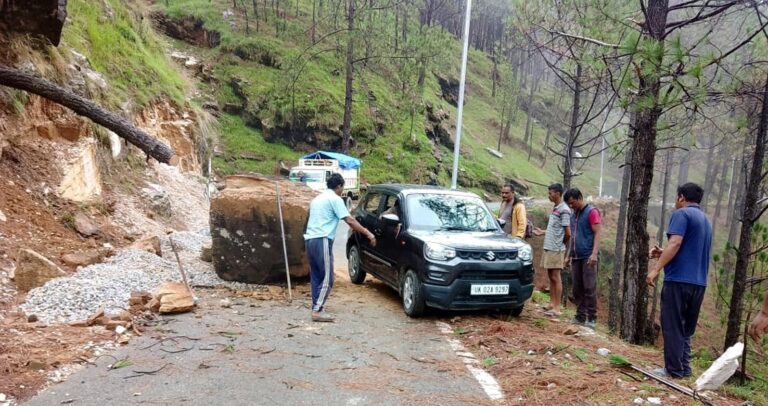 बारिश से बढ़ा नदियों का जलस्तर, सड़कों पर गिरे बोल्डर बारिश से बढ़ा नदियों का जलस्तर, सड़कों पर गिरे बोल्डर