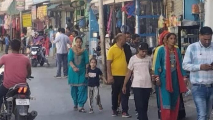 पुरोलाः सामान्य हालात के बाद खुली मुस्लिम व्यापारियों की दुकानें पुरोलाः सामान्य हालात के बाद खुली मुस्लिम व्यापारियों की दुकानें