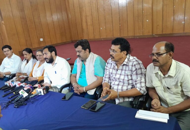 कांग्रेस को समर्थन के बयान पर यूकेडी में आक्रोश कांग्रेस को समर्थन के बयान पर यूकेडी में आक्रोश