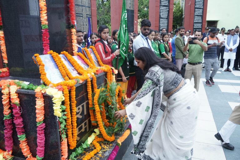 धूमधाम से मनाया गया शौर्य दिवस, शहीद जवानों को दी श्रद्धांजलि धूमधाम से मनाया गया शौर्य दिवस, शहीद जवानों को दी श्रद्धांजलि