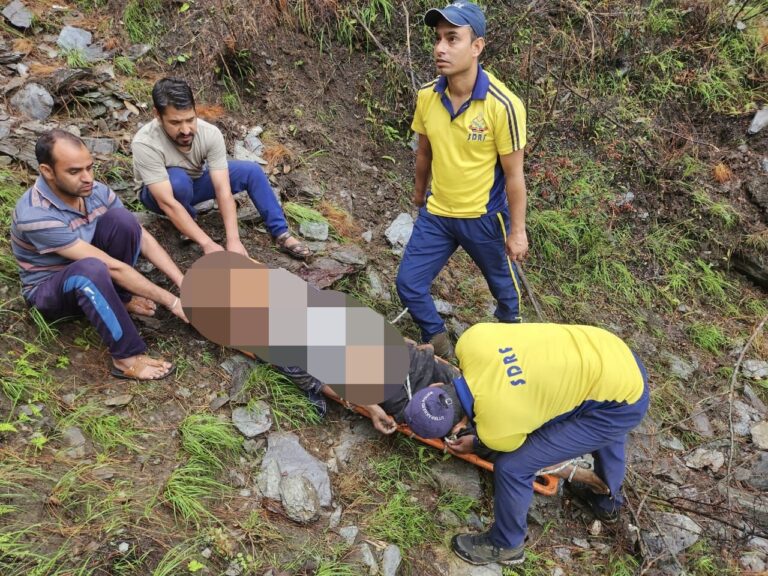 उत्तरकाशी बड़ेथी में एक कार हुई गहरी खाई में दुर्घटनाग्रस्त, SDRF ने चलाया रेस्क्यू अभियान। उत्तरकाशी बड़ेथी में एक कार हुई गहरी खाई में दुर्घटनाग्रस्त, SDRF ने चलाया रेस्क्यू अभियान।