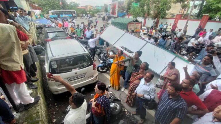 उत्तराखंड क्रांतिदल के दफ्तर में हंगामे कि खबर मिलते ही मौके पर भारी पुलिस फोर्स पहुंची उत्तराखंड क्रांतिदल के दफ्तर में हंगामे कि खबर मिलते ही मौके पर भारी पुलिस फोर्स पहुंची