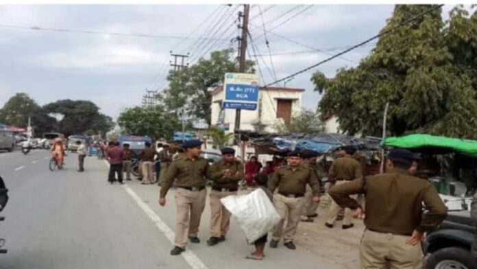 हाथीबड़कला क्षेत्र में महिला की हत्या कर शव को कूडे़दान के पास फंेका हाथीबड़कला क्षेत्र में महिला की हत्या कर शव को कूडे़दान के पास फंेका