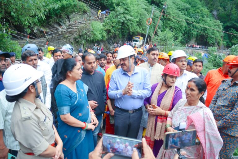 सचिव आपदा प्रबंधन व मंडलायुक्त ने गौरीकुंड में भू-स्खलन एवं आपदा प्रभावित क्षेत्र का निरीक्षण किया सचिव आपदा प्रबंधन व मंडलायुक्त ने गौरीकुंड में भू-स्खलन एवं आपदा प्रभावित क्षेत्र का निरीक्षण किया