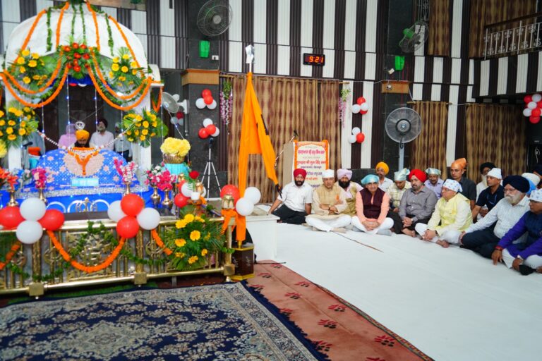 आढ़त बाजार गुरुद्वारे में सराय को संसाधन युक्त किए जाने को 25 लाख रु की धनराशि दिए जाने की सीएम ने की घोषणा आढ़त बाजार गुरुद्वारे में सराय को संसाधन युक्त किए जाने को 25 लाख रु की धनराशि दिए जाने की सीएम ने की घोषणा