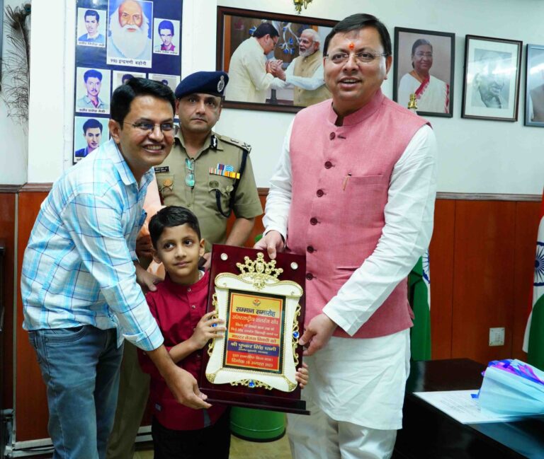 सबसे कम उम्र के शतरंज खिलाड़ी तेजस तिवारी ने सीएम से की भेंट सबसे कम उम्र के शतरंज खिलाड़ी तेजस तिवारी ने सीएम से की भेंट