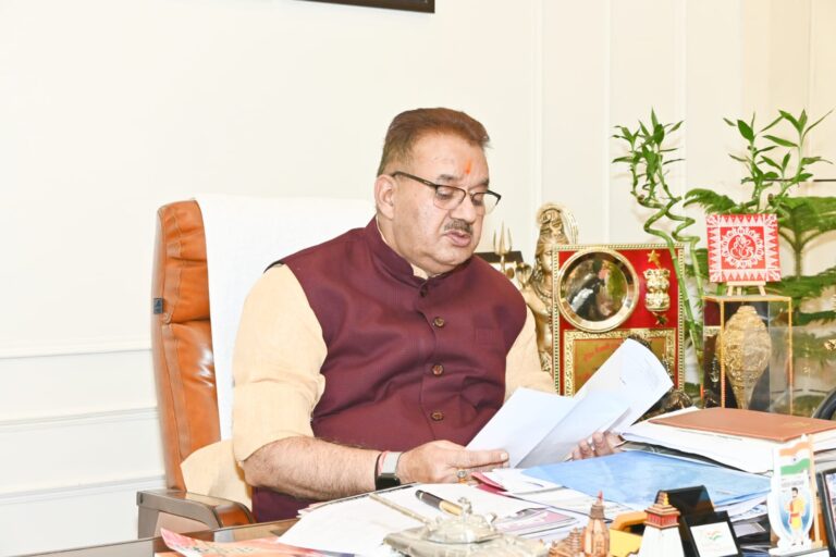 अति सघन बागवानी योजना में सेब की उत्पादकता 2.5 मै० टन प्रति हेक्टेयर से बढ़कर होगी 25 मै टन प्रति हेक्येयर अति सघन बागवानी योजना में सेब की उत्पादकता 2.5 मै० टन प्रति हेक्टेयर से बढ़कर होगी 25 मै टन प्रति हेक्येयर