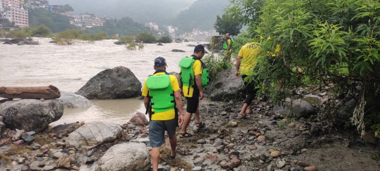 ऋषिकेश- लक्ष्मणझूला क्षेत्रान्तर्गत मस्तराम घाट पर डूबी महिला, SDRF चला रही सर्च ऑपरेशन ऋषिकेश- लक्ष्मणझूला क्षेत्रान्तर्गत मस्तराम घाट पर डूबी महिला, SDRF चला रही सर्च ऑपरेशन