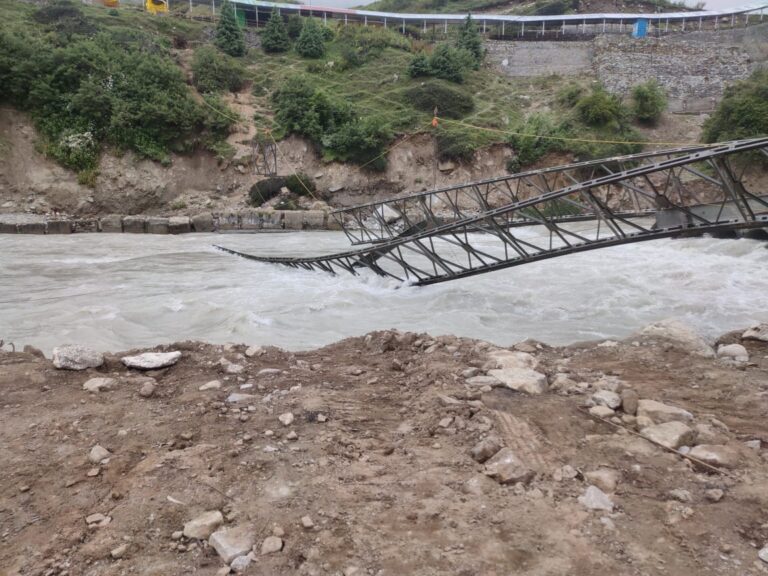 बद्रीनाथ धाम में पुल टूटने से बह गया मजदूर बद्रीनाथ धाम में पुल टूटने से बह गया मजदूर