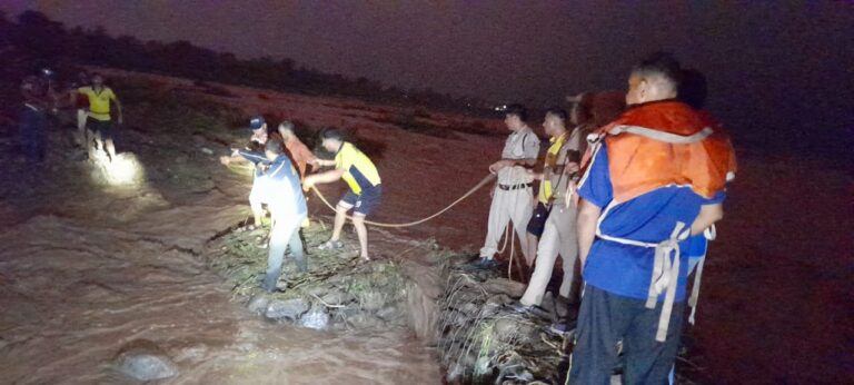 जनपद पौड़ी – कोटद्वार मालन पुल के पास 16 लोग नदी के बीच फंसे, जनपद पौड़ी – कोटद्वार मालन पुल के पास 16 लोग नदी के बीच फंसे,