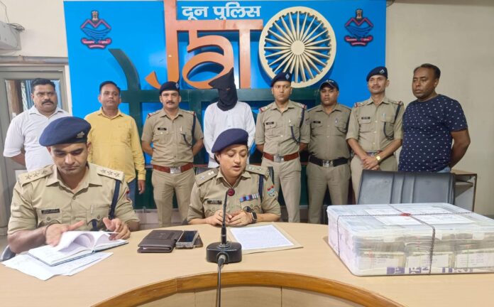 करोड़ों की चोरी का मामलाः फरार आरोपी का पिता 48 लाख की नगदी के साथ गिरफ्तार करोड़ों की चोरी का मामलाः फरार आरोपी का पिता 48 लाख की नगदी के साथ गिरफ्तार
