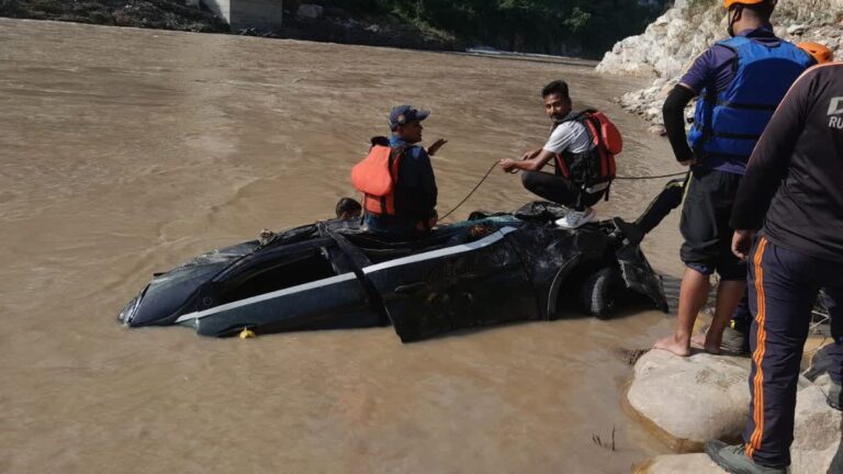 खाई में गिरी कार, एक घायल, दूसरा लापता खाई में गिरी कार, एक घायल, दूसरा लापता