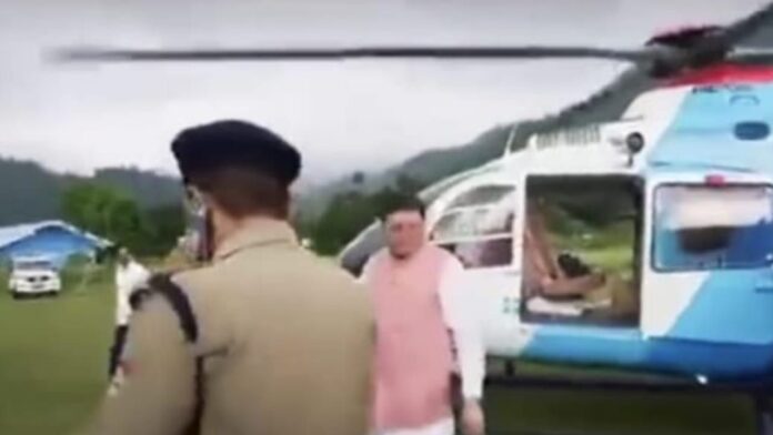 सीएम के सामने मोबाइल पर बात करने एएसपी हटाये गये सीएम के सामने मोबाइल पर बात करने एएसपी हटाये गये