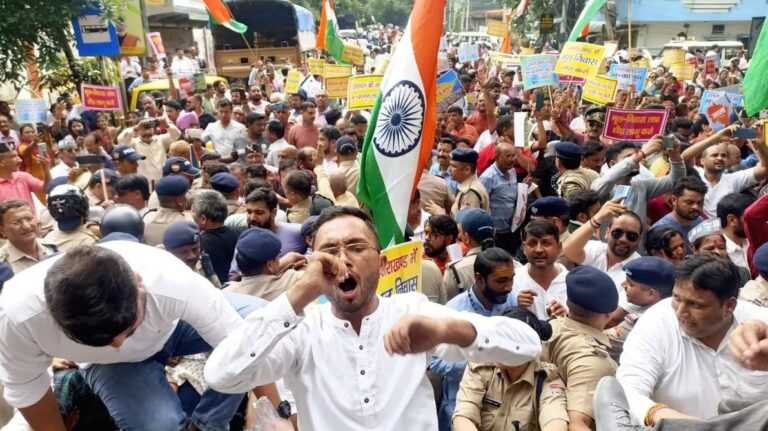 भू-कानून की मांग को लेकर मुख्यमंत्री आवास के घेराव भू-कानून की मांग को लेकर मुख्यमंत्री आवास के घेराव