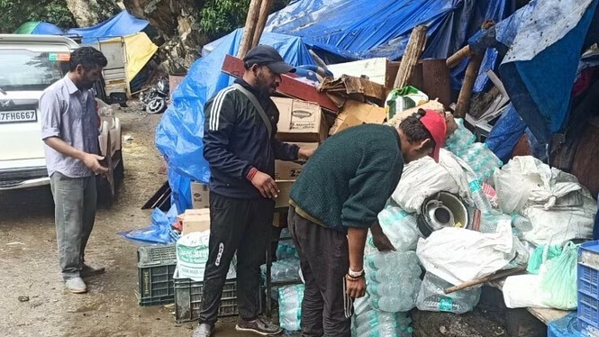 गौरीकुंड में प्रशासन ने हाईवे किनारे बनाई गयी 40 दुकानों को किया ध्वस्त गौरीकुंड में प्रशासन ने हाईवे किनारे बनाई गयी 40 दुकानों को किया ध्वस्त