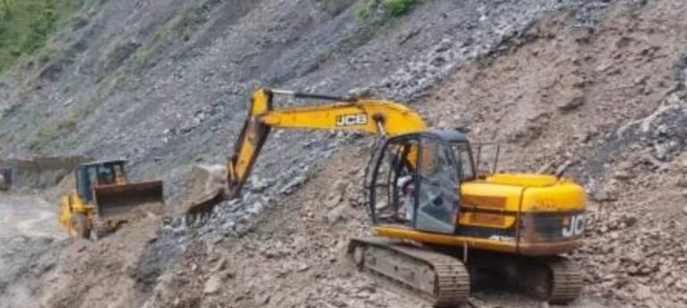 जौनसार बावर में मलबा आने से 12 मोटर मार्ग बंद जौनसार बावर में मलबा आने से 12 मोटर मार्ग बंद