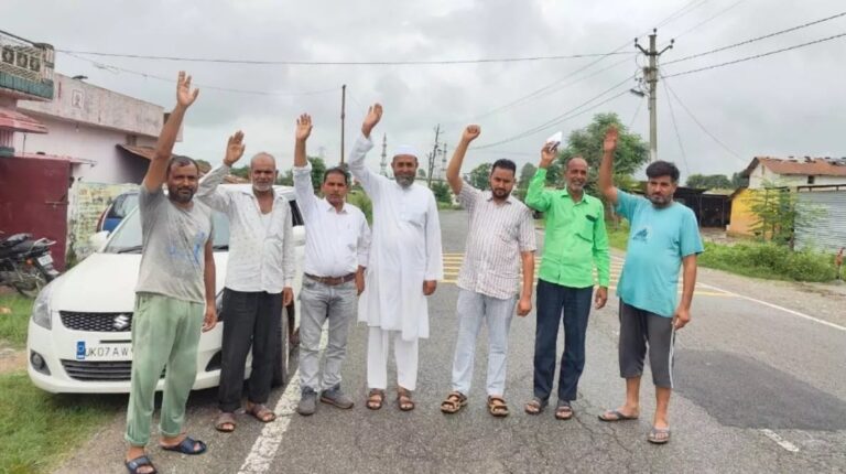 ग्रामीणों ने सड़कों को लेकर किया प्रदर्शन ग्रामीणों ने सड़कों को लेकर किया प्रदर्शन