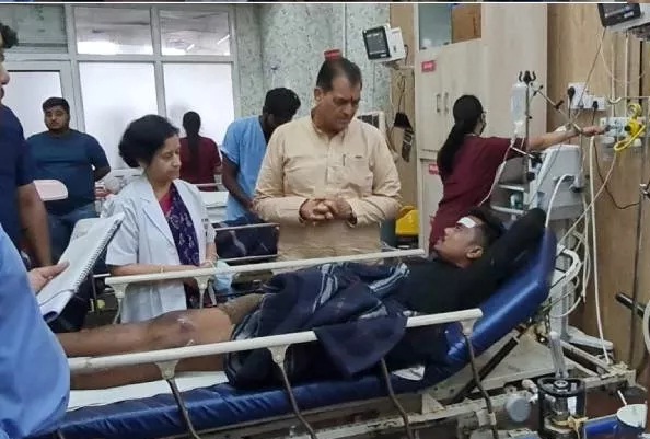 घायलों के हाल जानने एम्स पहुंचे प्रभारी मंत्री प्रेमचंद अग्रवाल, मांगी हेल्थ रिपोर्ट घायलों के हाल जानने एम्स पहुंचे प्रभारी मंत्री प्रेमचंद अग्रवाल, मांगी हेल्थ रिपोर्ट