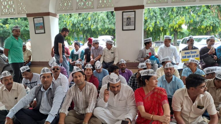 आम आदमी पार्टी ने किया नगर निगम में हल्ला बोल आम आदमी पार्टी ने किया नगर निगम में हल्ला बोल
