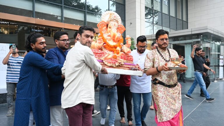 सेंट्रियो मॉल ने शानदार उत्सव के साथ मनाया गणपति विसर्जन सेंट्रियो मॉल ने शानदार उत्सव के साथ मनाया गणपति विसर्जन