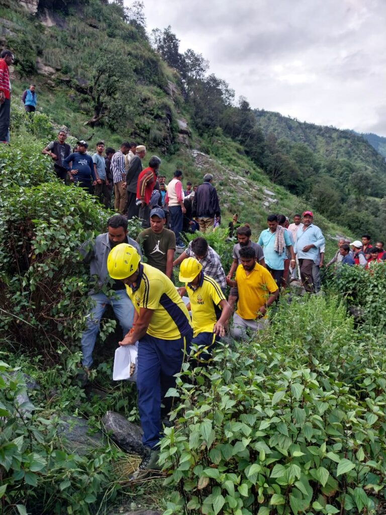 जनपद बागेश्वर – कपकोट क्षेत्र में पनपतिया के पास एक वाहन हुआ दुर्घटनाग्रस्त, SDRF ने 03 शव किये बरामद। जनपद बागेश्वर – कपकोट क्षेत्र में पनपतिया के पास एक वाहन हुआ दुर्घटनाग्रस्त, SDRF ने 03 शव किये बरामद।