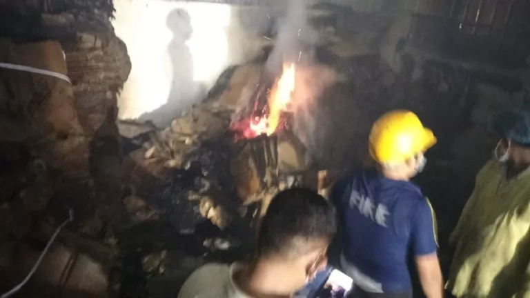 दवा कंपनी के गोदाम में लगी भीषण आग, लाखों का नुकसान दवा कंपनी के गोदाम में लगी भीषण आग, लाखों का नुकसान